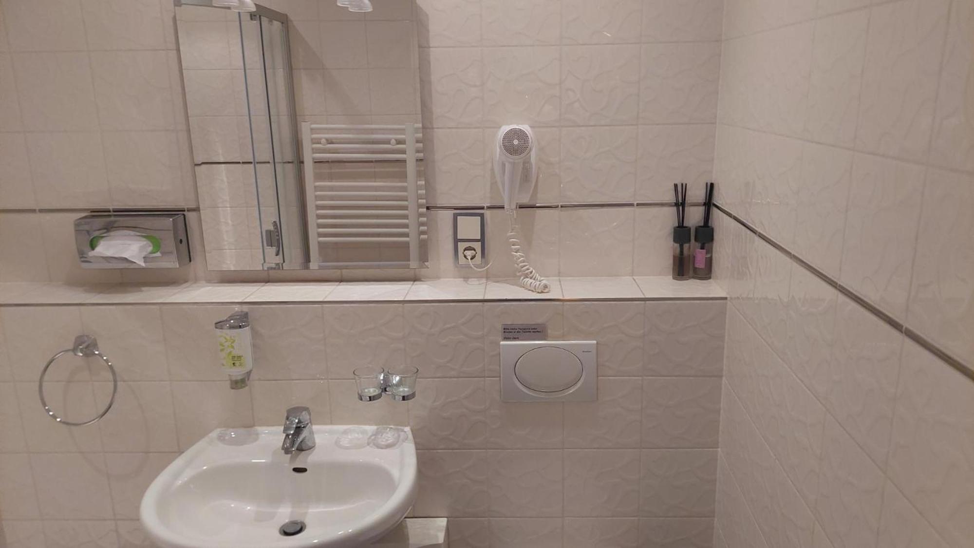 Die Villa, Zimmer 26, Dz Leverkusen Dış mekan fotoğraf